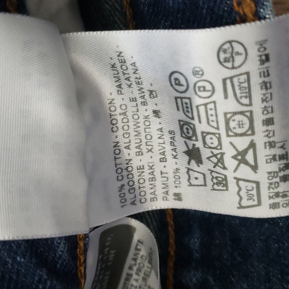 Levi's Women's Short Shorts - Picture 5 of 8